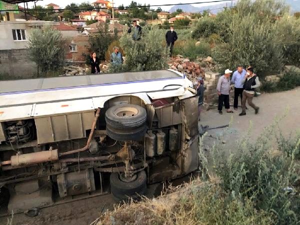 Tanker Midibüse Çarptı 26 Tarım İşçisi Yaralandı