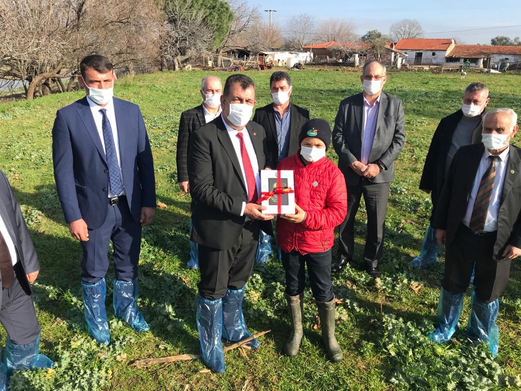 TÜDKİYEB Genel Başkanı Nihat Çelik'ten, 12 Yaşındaki Çobana Ödül